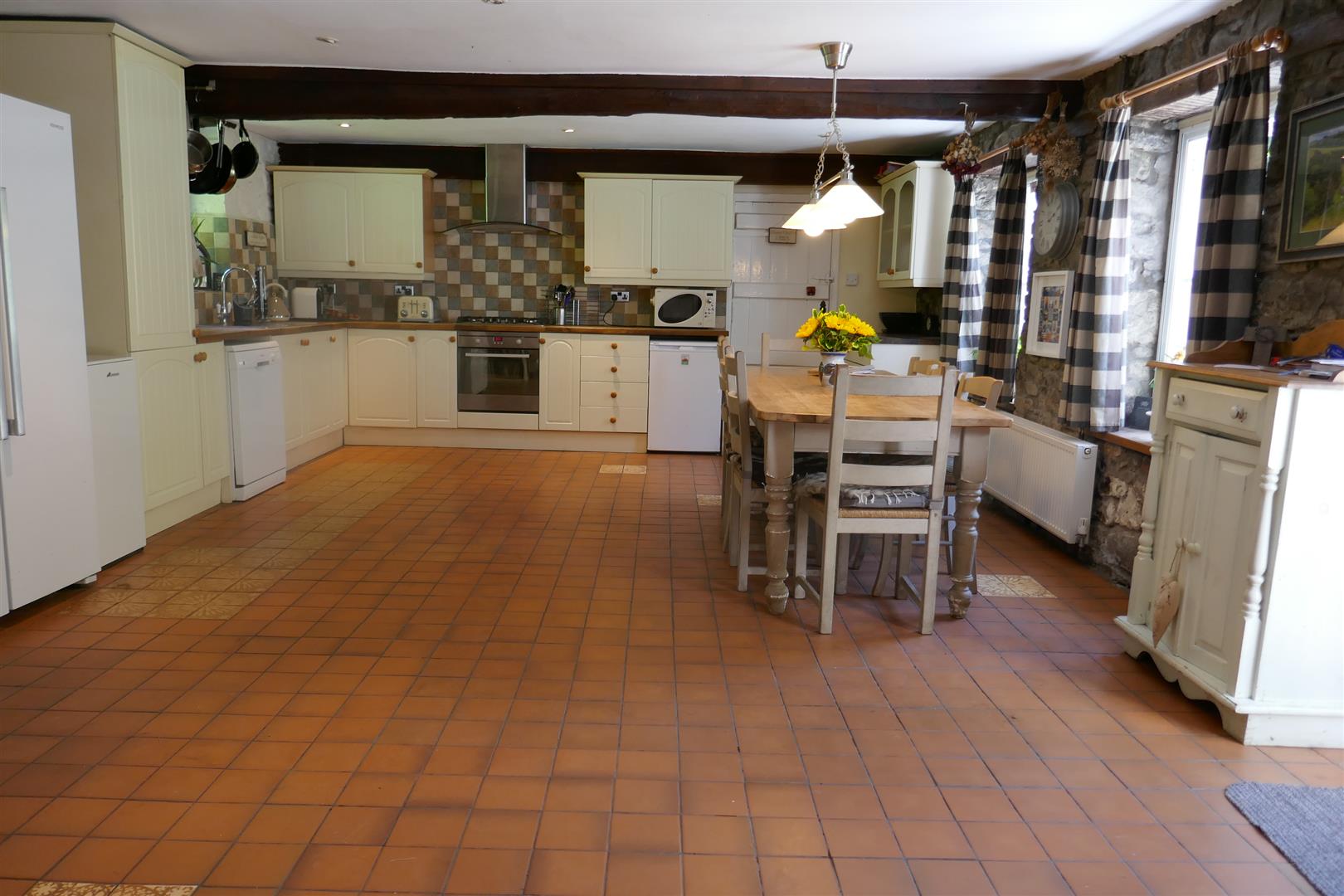 KITCHEN/LIVING ROOM